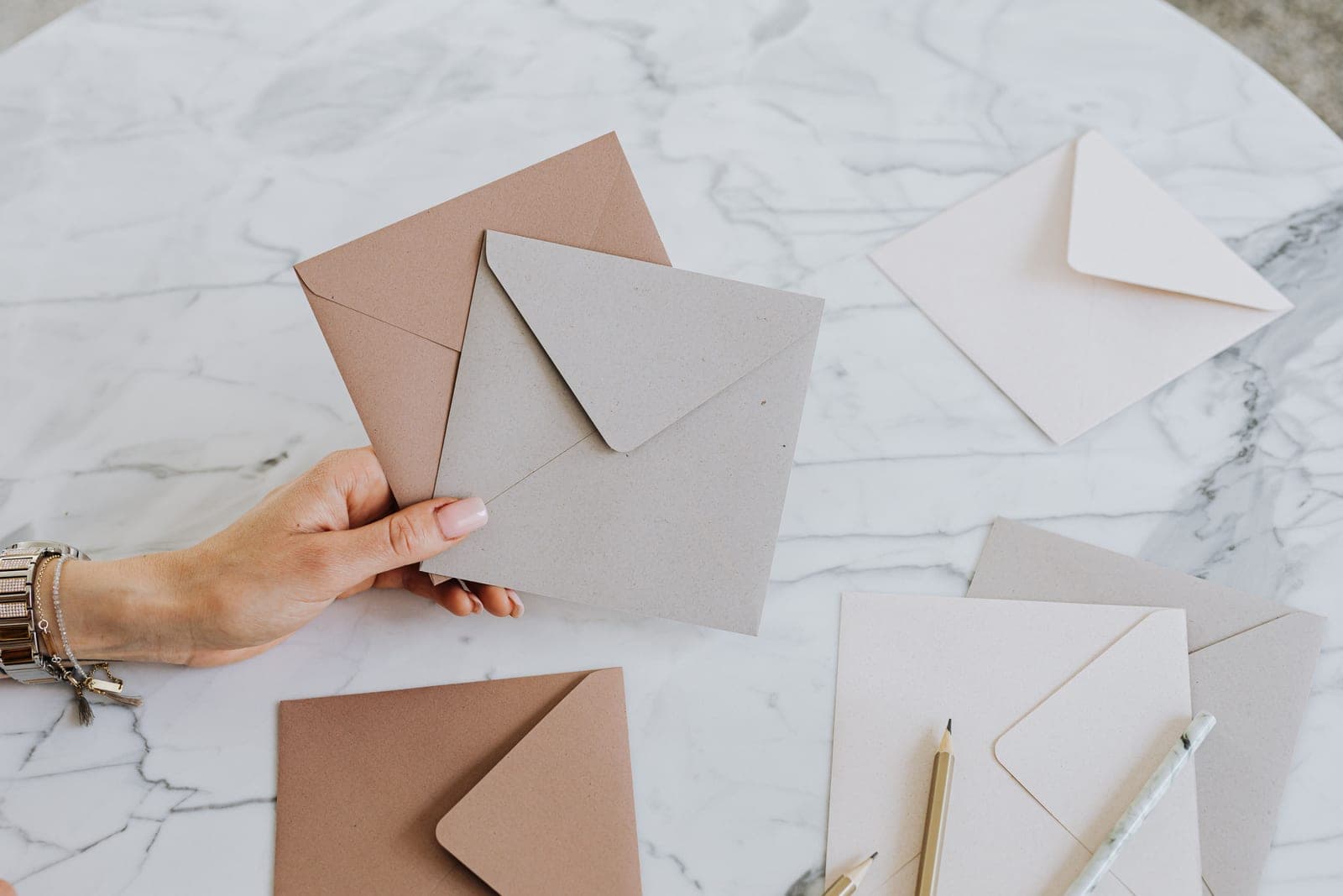 An envelope and a pen on a writing desk in daylight
